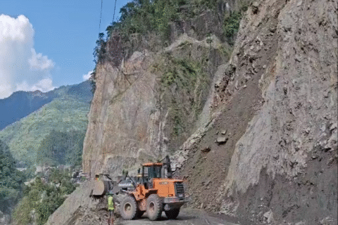पहिरोले मुग्लिन नारायणगढ सडक खण्डकाे तुईन खाेला पुल नजिक सडक अवरुद्ध : साढे चार बजेसम्म खुल्न सक्ने