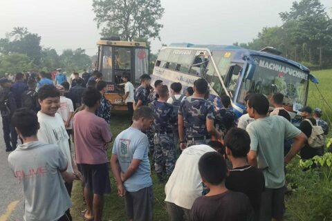कपिलबस्तुमा बस दुर्घटनाग्रस्त : १० जना यात्री घाइते