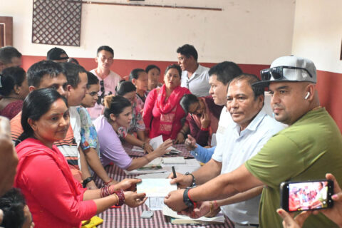 एक लाख रुपियाँ भन्दा मुनिका बचतकर्तालाई पोखरामा रकम फिर्ता गर्दे इमेज सहकारी