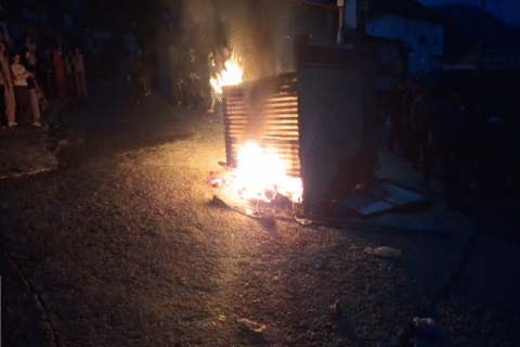 ओखलढुङ्गा सदरमुकाम तनाबग्रस्त : स्थानीय बसिन्दाहरुद्वारा उग्रचण्डी यातायातको टिकट काउन्टरमा आगजनी