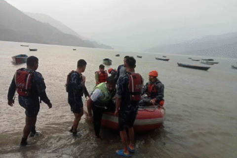 एकाबिहानै फेवातालमा हाम फालेकी महिलाको सशस्त्र प्रहरीद्वारा सकुशल उद्धार
