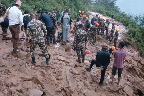 पहिरोमा परेर डोटीमा एकाघरका एक छोरी बेपत्ता : आमासहित दुई छोराछोरी घाइते