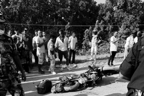 भारतीय बसले मोटरसाइकललाई चोरमारामा ठक्कर दिँदा पत्नीको मृत्यु, श्रीमान र छोरा गम्भीर घाइते