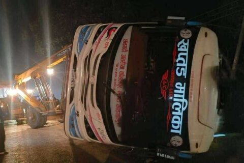 धनगढी जाँदै गरेको बस गएराती कपिलबस्तुमा दुर्घटनाग्रस्त : पैदलयात्रीको मृत्यु, पाँच जना घाइते