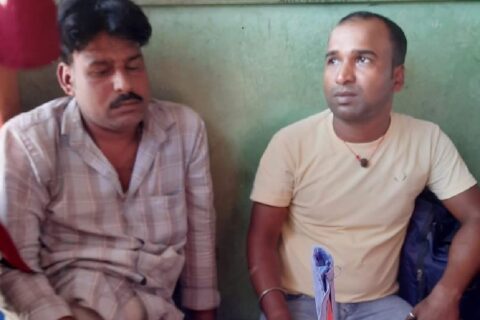सुनको सिक्री सफा गरिदिने बहानामा नक्कली सुनको सिक्री दिएर भागेका दुई जना भारतीयलाई तनहुँमा स्थानीय बासिन्दाले समाते