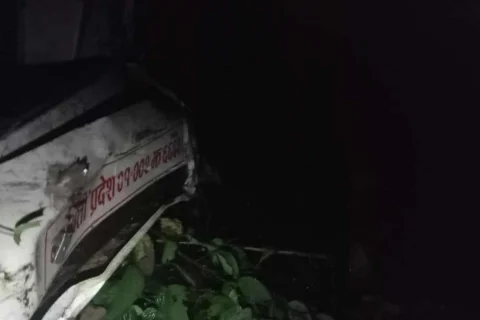 चितवनको ग्रामिण क्षेत्रमा कृषि एम्बुलेन्स दुर्घटना : एक जनाको निधन , दुई जना घाइते