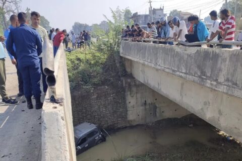 सुनवलमा कार दुर्घटना : बुबाको मृत्यु, छोरा घाइते