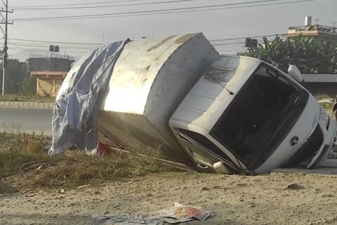 लेखनाथको विजयपुरमा एकाबिहानै सामान बोक्ने भ्यान दुर्घटना