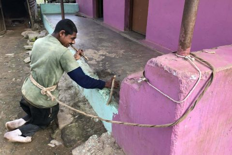 दाम्लोमा बाँधिएर बस्नुपर्ने जन्मजात बहुअपाङ्गता भएका २६ वर्षीय झलकको बाध्यता र आमाको पीडादायक दैनिकी