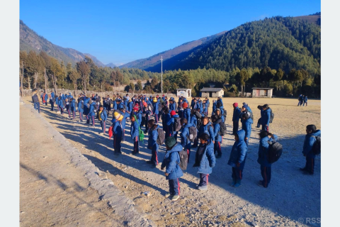 ढोरपाटनका विद्यार्थीलाई कठ्याङ्ग्रिँदै पढ्नुपर्ने बाध्यता
