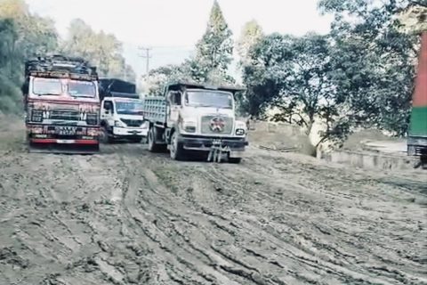 बुटवल–नारायणगढ सडकखण्डको घिउखोला ढलान र विश्वकर्मा मन्दिर नजिक बाटो चिप्लो : दुई सय मिटर सडक जाम