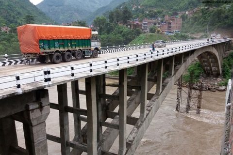 तनहुँको आँबुैखैरेनीमा पैदलयात्रीलाई ठक्कर दिएर भागेको ट्रकका चालक मुग्लिनपुलबाट समातिए