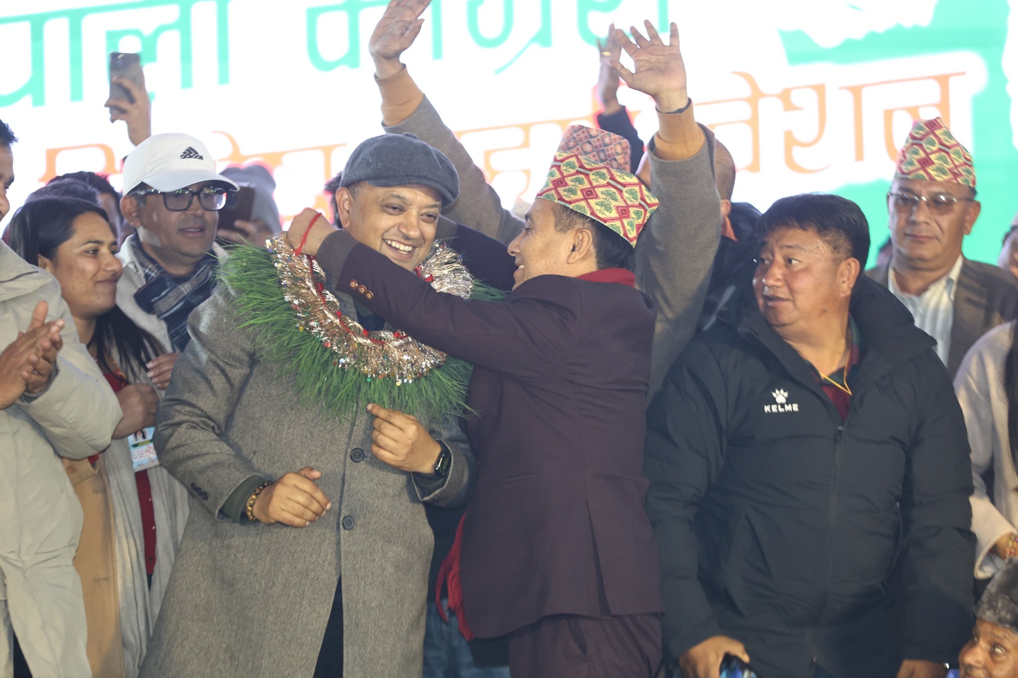 गगन थापालाई सभापतिको माला लगाई दिदै उपसभापति विश्वप्रकाश शर्मा