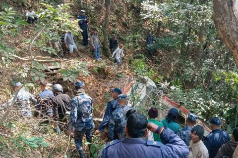 भोजपुरमा सैनिक चढेको बस दुर्घटना : २४ जना घाइते, नौ जनाको अवस्था गम्भीर