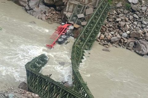सङ्खुवासभामा अरुण नदीमाथिको बेलिब्रिज भांचिदा ट्रक नदीमा खस्यो, चालक घाइते