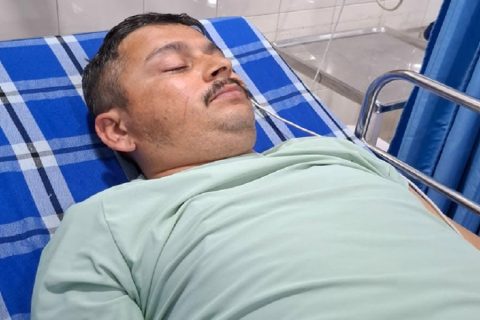 एमाले कार्यकर्ताले ‘अध्यक्ष ओलीको फोटो किन खिचेको’ भन्दै झापामा पत्रकार कुटे, मोबाइल खोसे