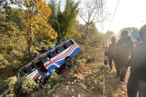 मकवानपुरमा एकाबिहानै बस दुर्घटना : २२ जना यात्री घाइते