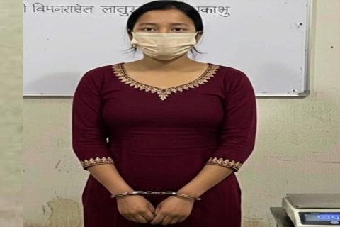 झापाको चन्द्रगढी विमानस्थलबाट अबैध लागू औषध हिरोइनसहित युवती पक्राउ
