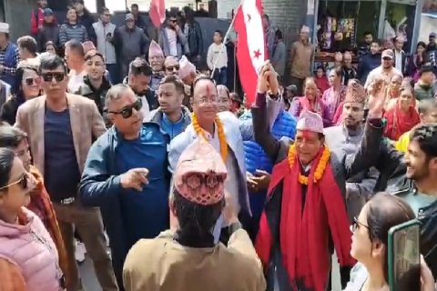 मतदाताको सुझाव सङ्कलन गर्दै कास्की १ का कांग्रेसी उम्मेदवार रानाभाट