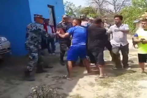 कैलालीमा सशस्त्र प्रहरी गणभित्रै प्रवेश गरेर युवाहरूले गरे विरोध प्रदर्शन