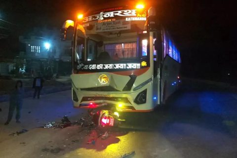 रुपन्देहीमा गएराती बसले स्कुटरलाई ठक्कर दिंदा एक युवाको निधन, अर्का घाइते