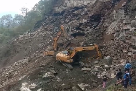 लमजुङमा माथिबाट खसेको ढुङ्गाले पुरिएर एक्साभेटर अपरेटरको मृत्यु