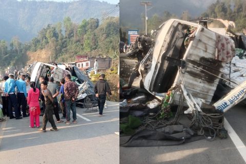 बन्दीपुरमा एकाबिहानै चामल बोकेको ट्रक पल्टियो