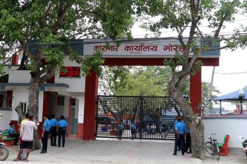 मोरङ कारागारमा सुतिरहेका कैदीलाई चौकीदारले कट्टी हाने : दुईजना कैदी घाइते 
