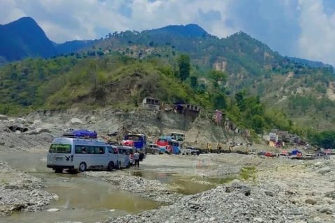 काभ्रेको रोशी  खोलामा आएको बाढीले एउटा गाडी बगायो : सात जना फंसे
