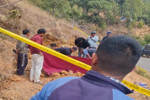 रोल्पामा माटोको ढिस्कोले पुरिएर एक महिलाको मृत्यु, तीन जना घाइते  