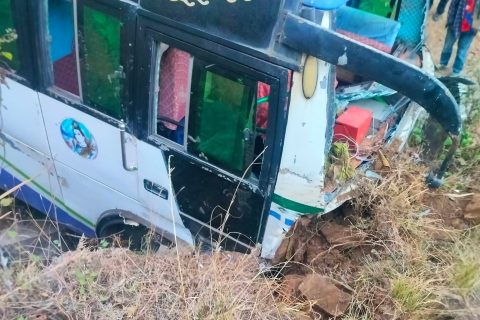 रोल्पामा नेकपाको चुनावी सभाबाट फर्किंदै गरेको बस दुर्घटना : ३१ जना घाइते