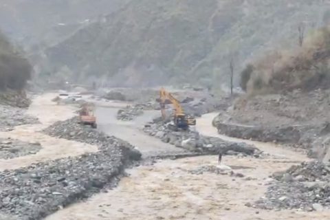 रोशी खोलाले बगाएर एक मजदुरको मृत्यु : बिपी राजमार्ग अवरुद्ध