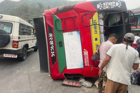 तनहुँमा बस दुर्घटना : दुई जनाको घटनास्थलमै मृत्यु, ३१ जना घाइते (हेर्नुस लाइभ भिडियो)