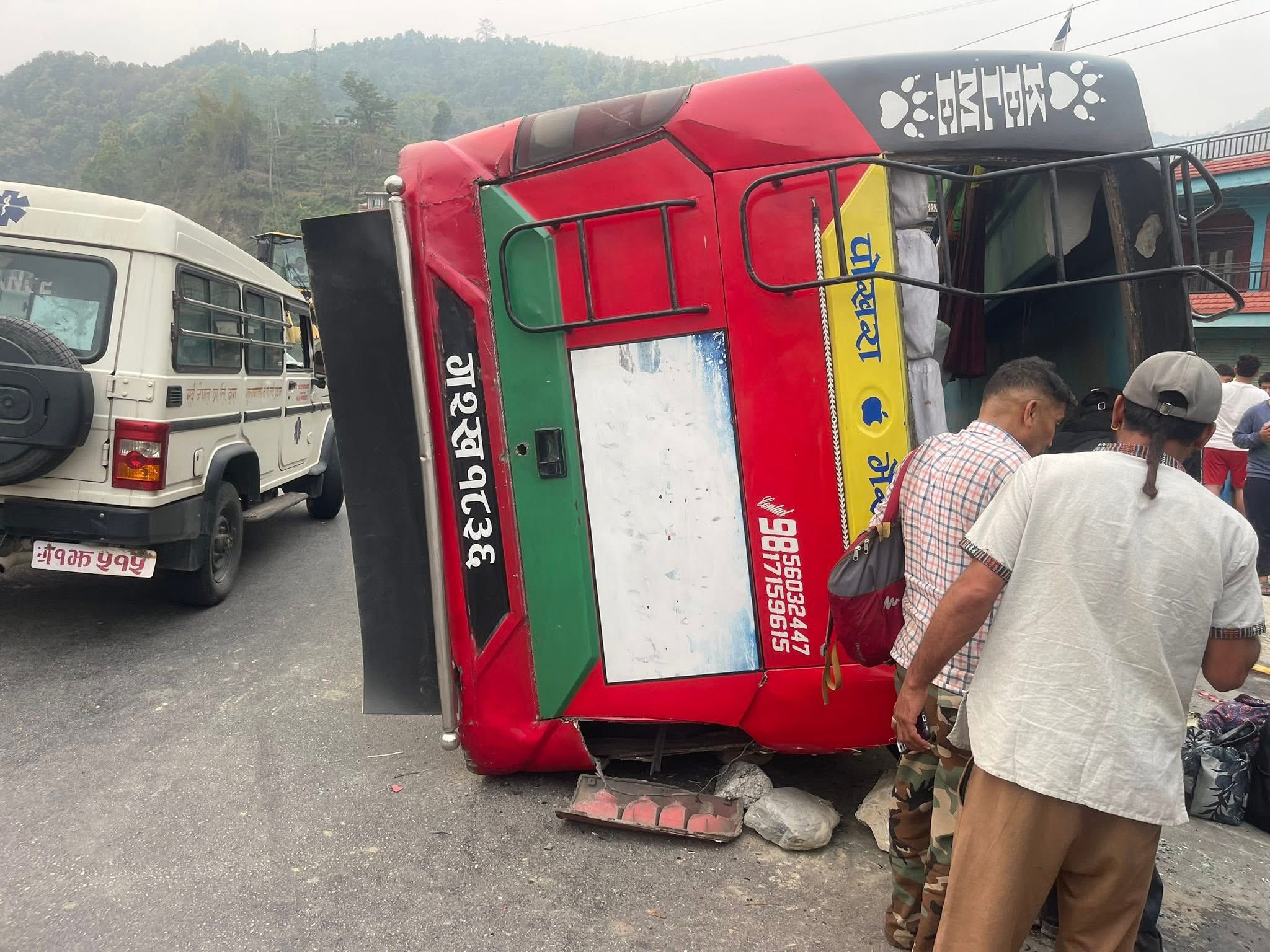 तनहुँमा बस दुर्घटना : दुई जनाको घटनास्थलमै मृत्यु, ३१ जना घाइते (हेर्नुस लाइभ भिडियो)