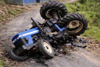 बागलुङको बरेङमा ट्याक्टर पल्टियो : एक जनाको निधन