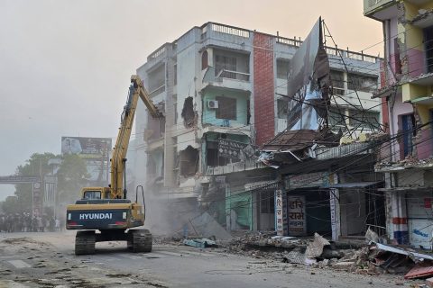 बीरगगन्जमा एकाबिहानैदेखि सडक मापदण्डभित्र पर्ने घरटहरा भत्काउन शुरु