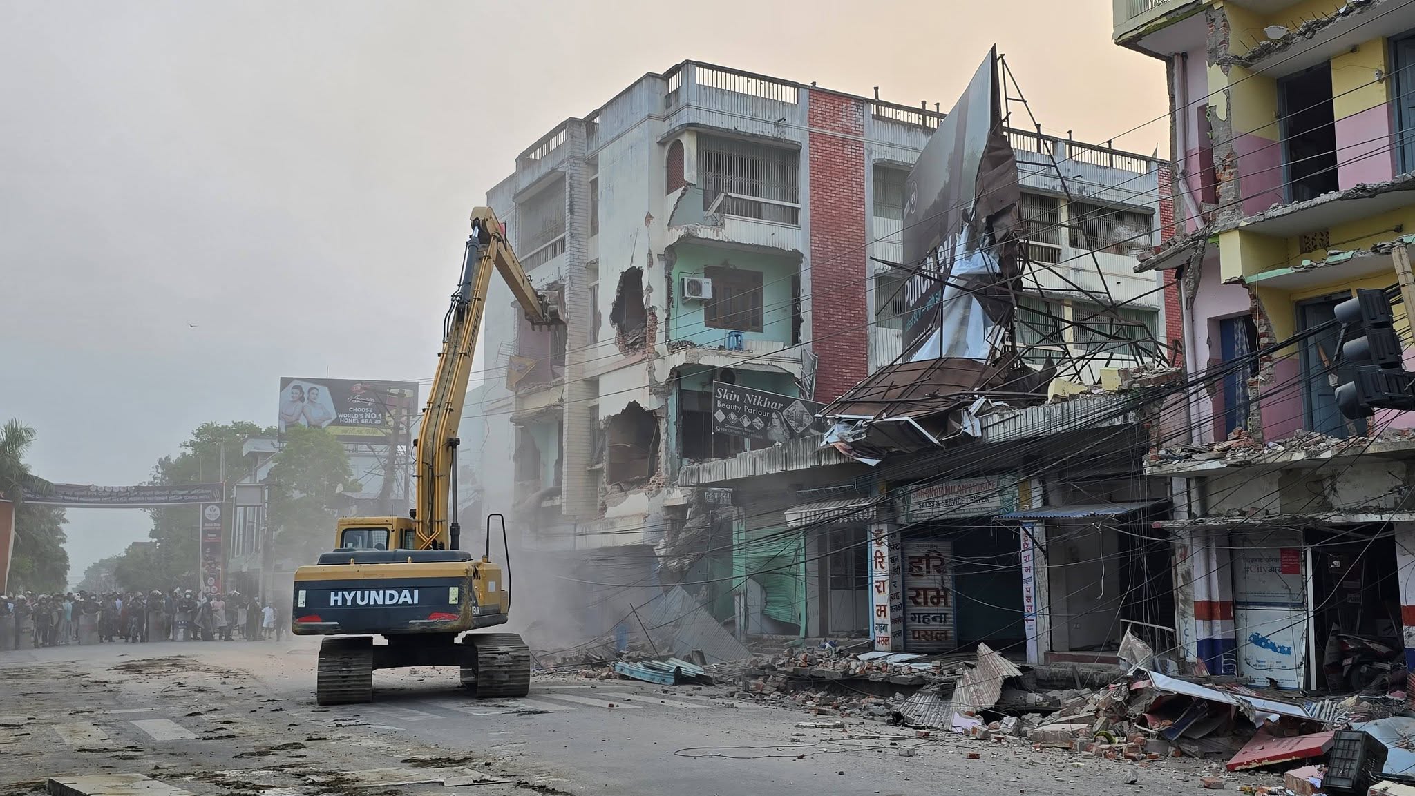 बीरगगन्जमा एकाबिहानैदेखि सडक मापदण्डभित्र पर्ने घरटहरा भत्काउन शुरु