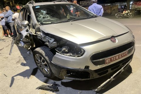 पोखराको नयाँबजारमा कार र बुलेट एकापसमा ठोक्किए : दुई जना घाइते