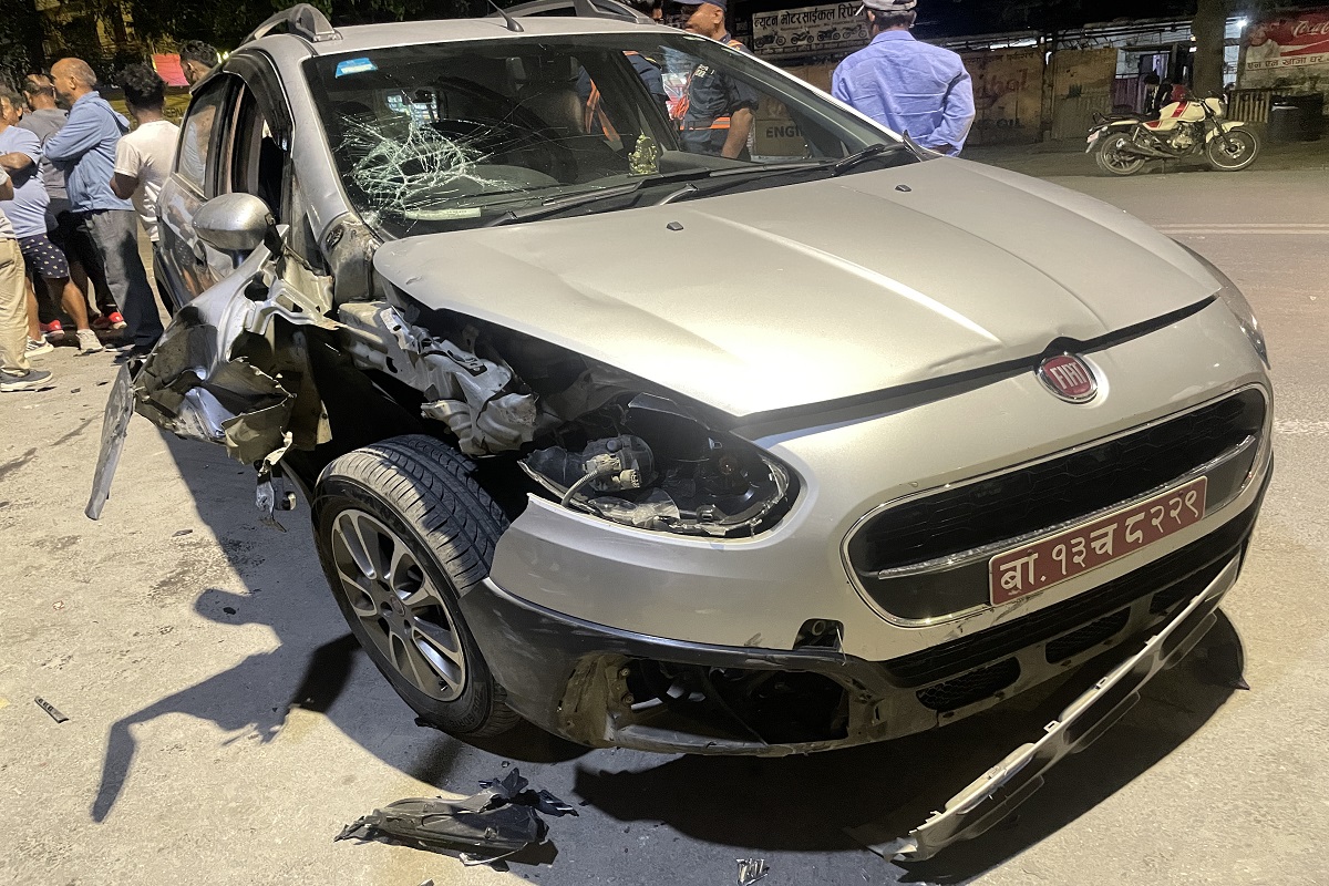 पोखराको नयाँबजारमा कार र बुलेट एकापसमा ठोक्किए : दुई जना घाइते