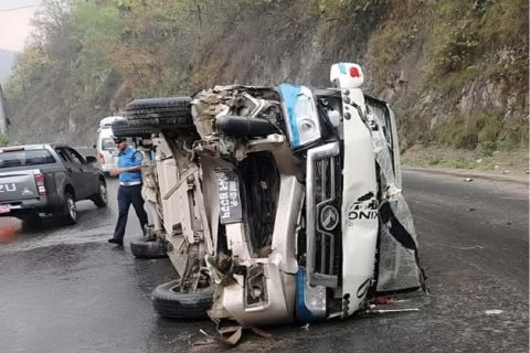 पोखरा आउँदै गरेको इभी माइक्रोबस धादिङको आदमघाटमा दुर्घटनाग्रस्त : ११ जना घाइते