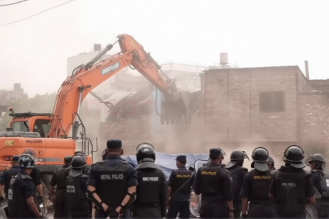 गैरीगाउँका सुकुम्बासी बस्तीका पक्कि घरहरु डोजर लगाएर भत्काउन शुरु