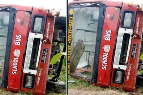  झापामा स्कुल बसले मोटरसाइकललाई ठक्कर दिएर पल्टियो : १३ जना विद्यार्थी घाइते