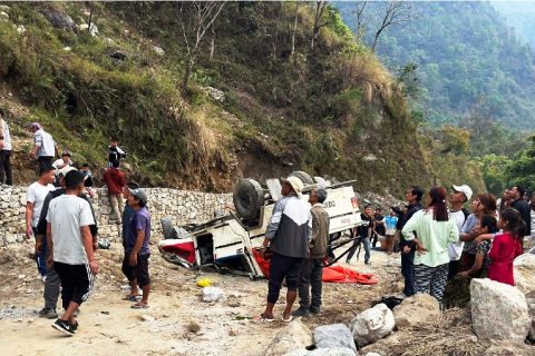 लमजुङमा जिप दुर्घटनाग्रस्त : दुई जनाको मृत्यु, १३ जना घाइते