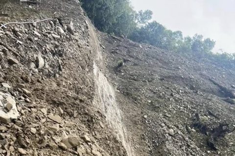 अरनिको राजमार्ग र बेनी-जोमसोम सडक लगायत यी सडक पहिरोले भए अवरुद्ध