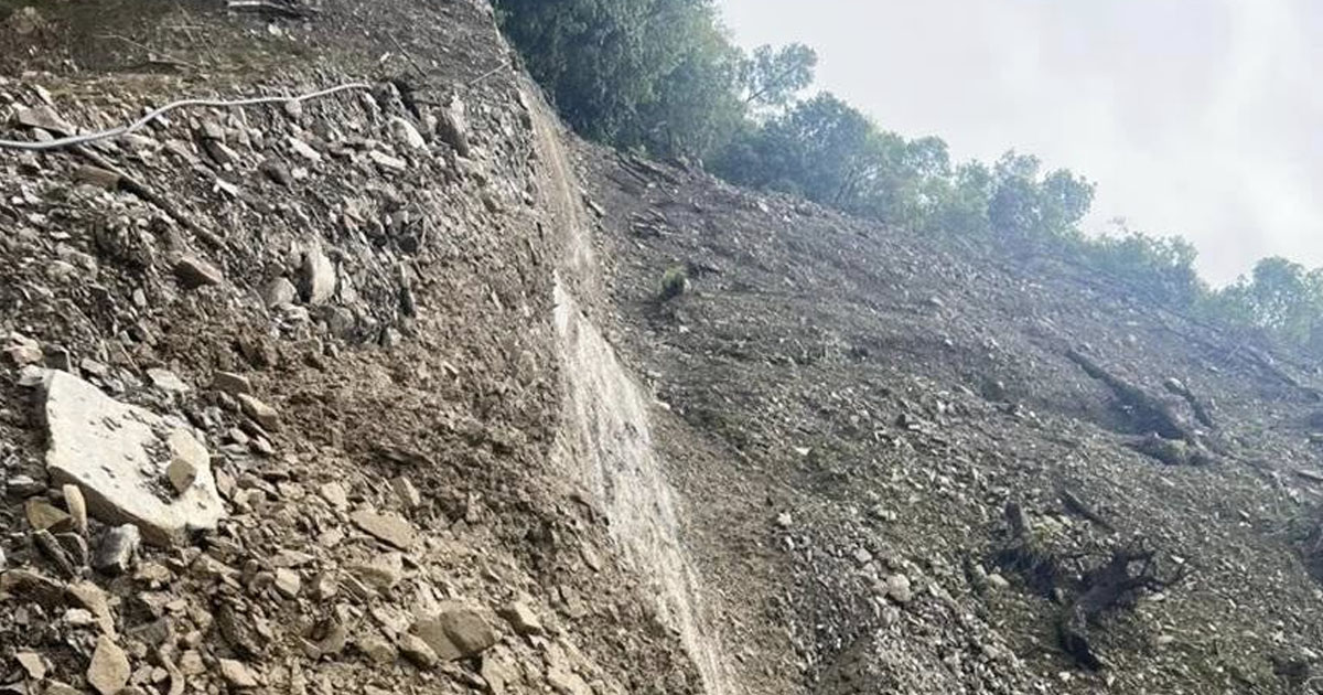 अरनिको राजमार्ग र बेनी-जोमसोम सडक लगायत यी सडक पहिरोले भए अवरुद्ध