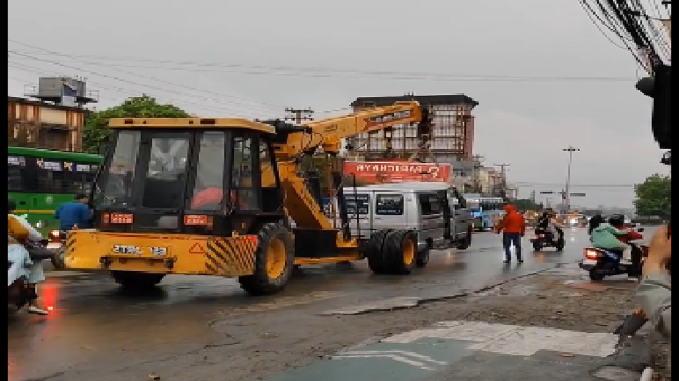 पोखरा सभागृहचोकमा माइक्रो बसको ठक्करबाट गम्भीर घाइते पैदलयात्रीको मृत्यु