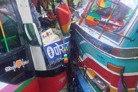 म्याग्दीमा भारतीय तीर्थयात्री बाेकेकाे बस र ट्रक ठोक्किँदा १५ जना तीर्थयात्री घाइते