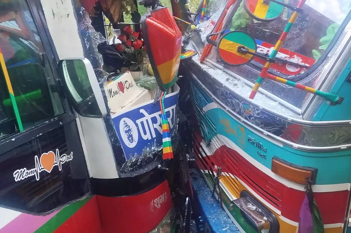 म्याग्दीमा भारतीय तीर्थयात्री बाेकेकाे बस र ट्रक ठोक्किँदा १५ जना तीर्थयात्री घाइते