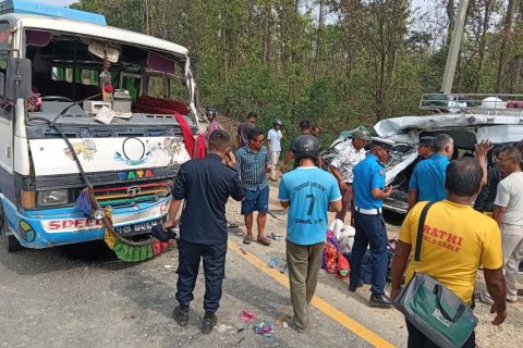 रुपन्देहीमा बस र ईभी माइक्रो एकापसमा ठोक्किंदा १८ जना घा’इते