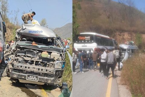 सिन्धुलीमा माइक्रो र बस एकापसमा ठोक्किँदा १० जना घाइते